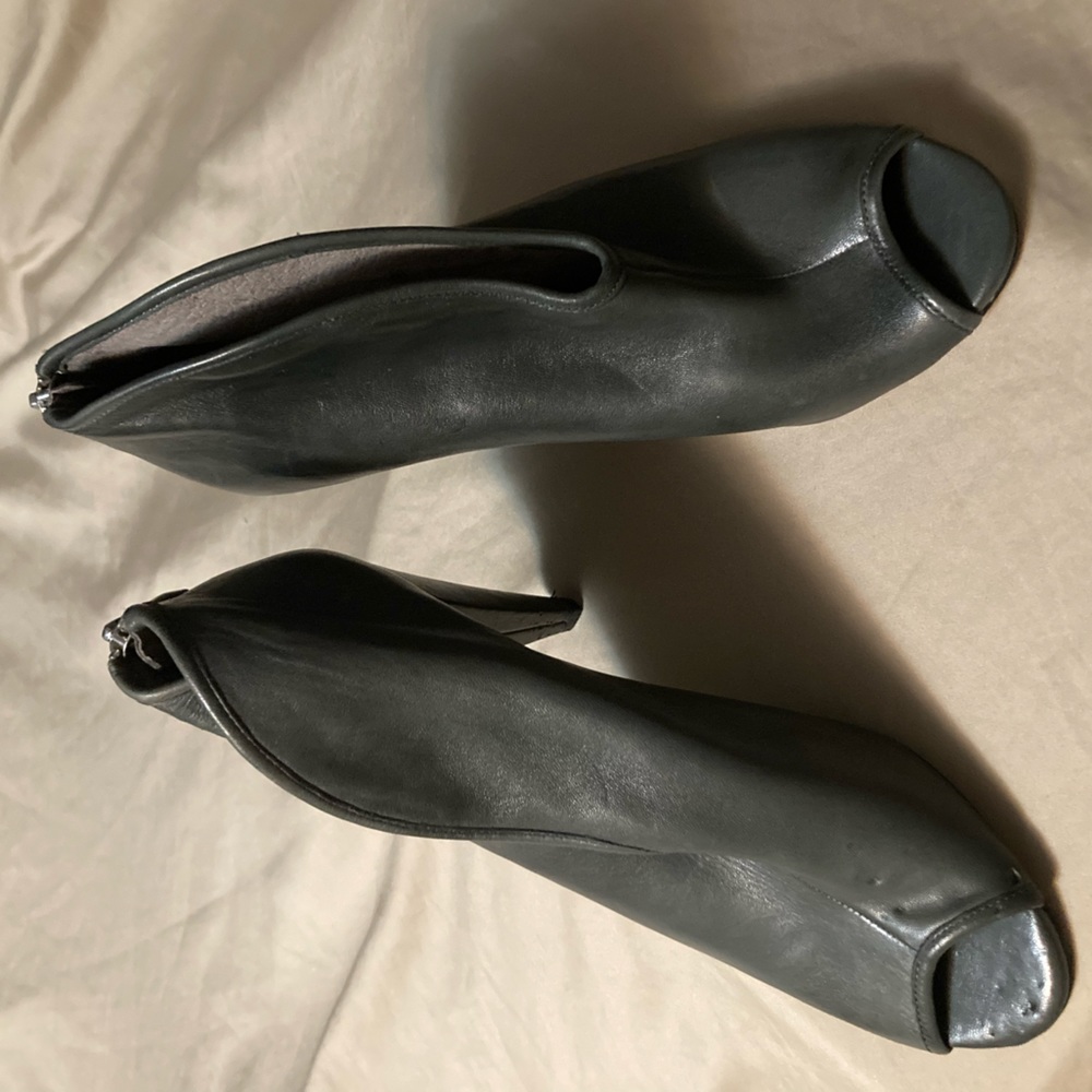 Vince Camuto gray peep toe high heel booties. Sz 8